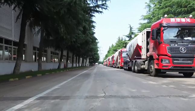 大單!100臺#粉罐半掛車 陸續(xù)發(fā)車，震撼#航拍